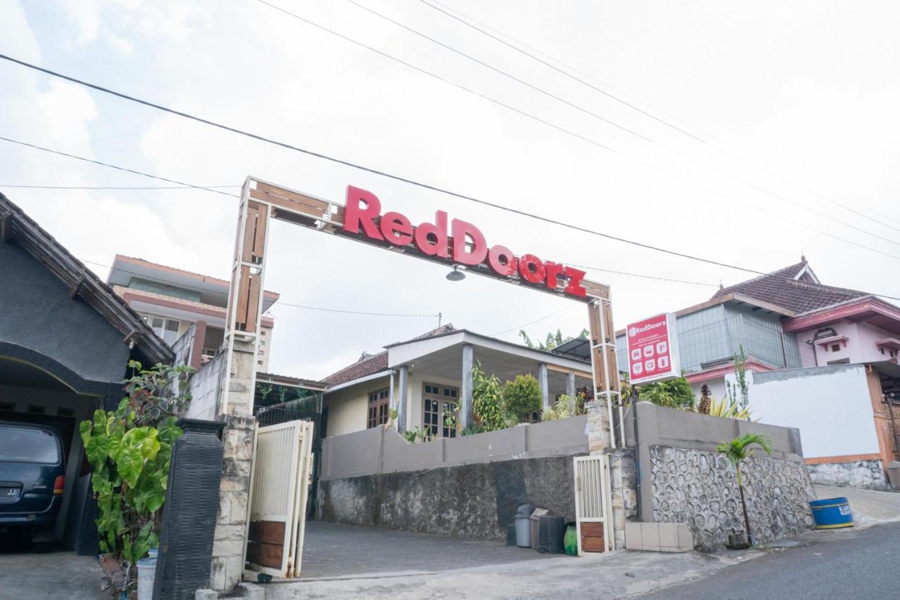 Reddoorz At Villa Akbar 3 Batu  Luaran gambar