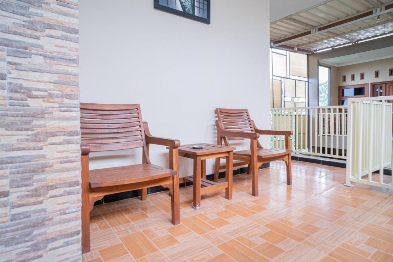 Reddoorz At Villa Akbar 3 Batu  Luaran gambar